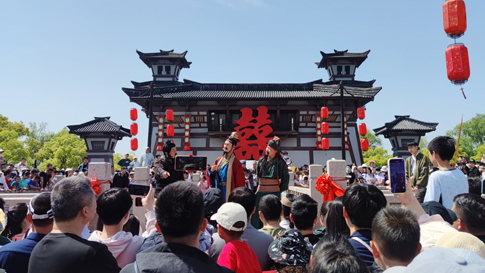 2無錫景區(qū)《三國F4·先生(shēng)出山(shān)否》演出現場(chǎng)遊客争相拍攝.jpg
