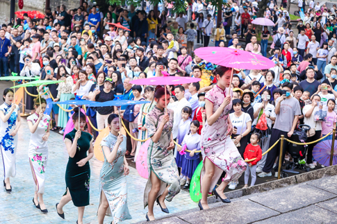 7南海《雨巷旗袍秀》演出人(rén)氣爆棚.JPG