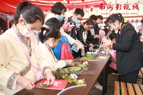 5南海景區(qū)遊客參與拾“趣”剪貼畫(huà)體(tǐ)驗.jpg