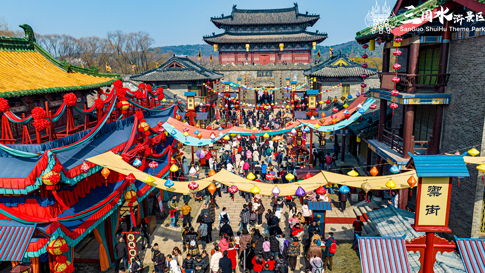 3無錫景區(qū)水(shuǐ)浒城禦街(jiē)集市遊客滿滿.jpg