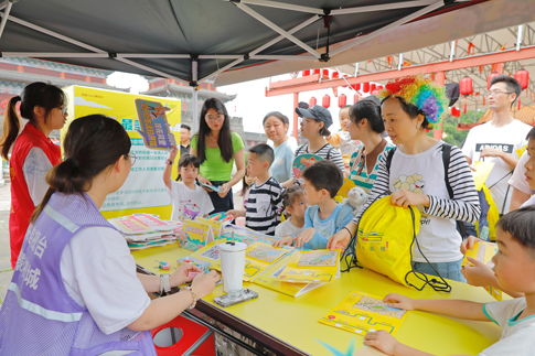 5南海景區(qū)遊客參加踏青趣遊徒步活動簽到.jpg