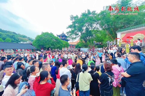 8南海景區(qū)《雨巷旗袍秀》華麗(lì)回歸.jpg