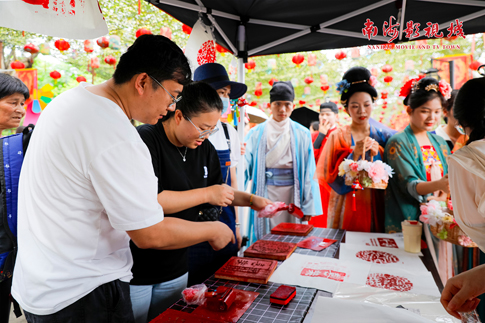 8南海景區(qū)遊客體(tǐ)驗非遺DIY拓印.JPG