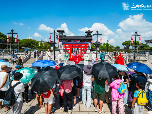 3無錫影(yǐng)視(shì)基地遊客觀看中秋限定演出《月滿三國·中秋情》.jpg