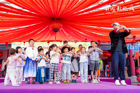 7南海景區(qū)知名武術(shù)演員杜宇航與遊客互動.jpg